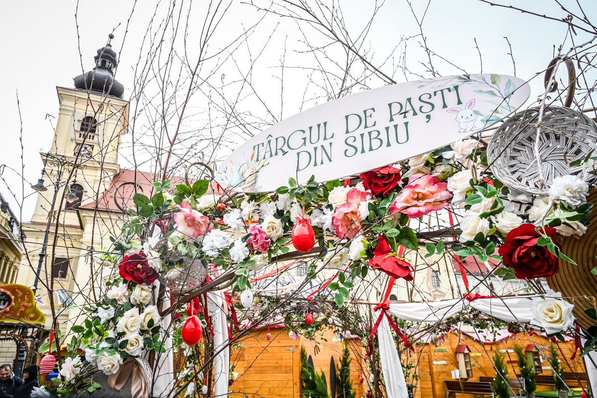 Iepurii, albinele și rațele au ocupat Piața Mare: s-a deschis Târgul de Paști din Sibiu