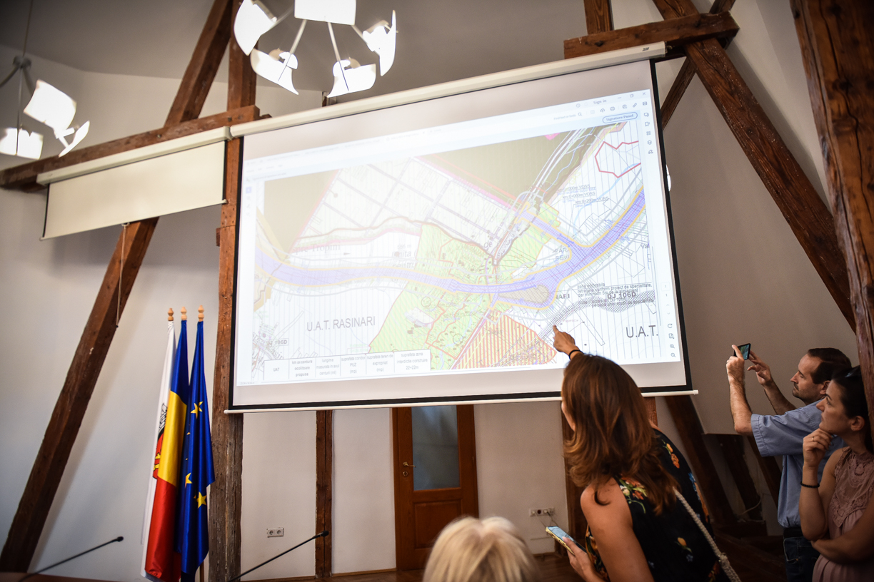 CJ modifică proiectul centurii ocolitoare sud a Sibiului: nu vor mai fi patru, ci două benzi de circulație. Coridorul de expropriere va fi refăcut, documentațiile se scumpesc