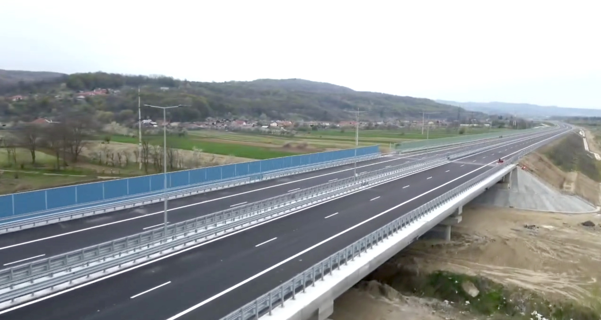 Filmare aeriană de pe secțiunea 5 a Autostrăzii Sibiu - Pitești. Pistol: Din luna mai se va putea circula pe autostradă, de la Curtea de Argeș la București, pe o distanță de aprox. 140 km