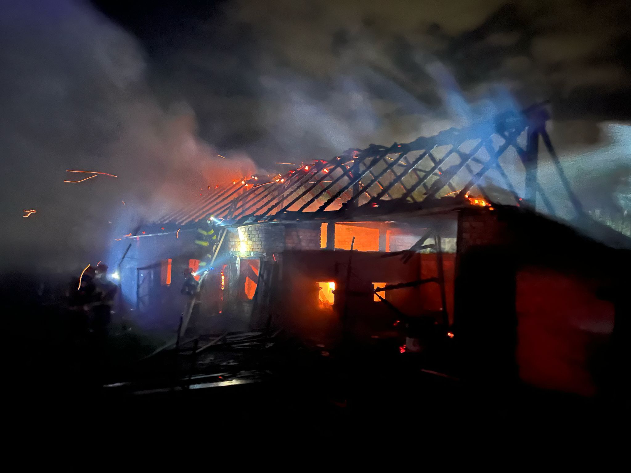 Actualizare. Incendiu la Orlat, la o anexă