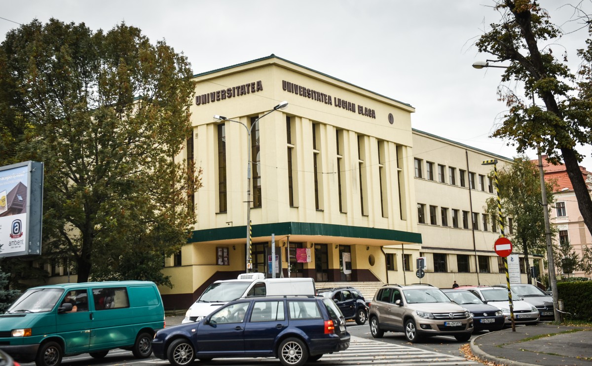 Predarea în format hibrid la ULBS, subiect de interpelare în Senatul României: „Studenții spun că prevederile rămân doar pe hârtie”. Universitatea: Respectăm legea și metodologia