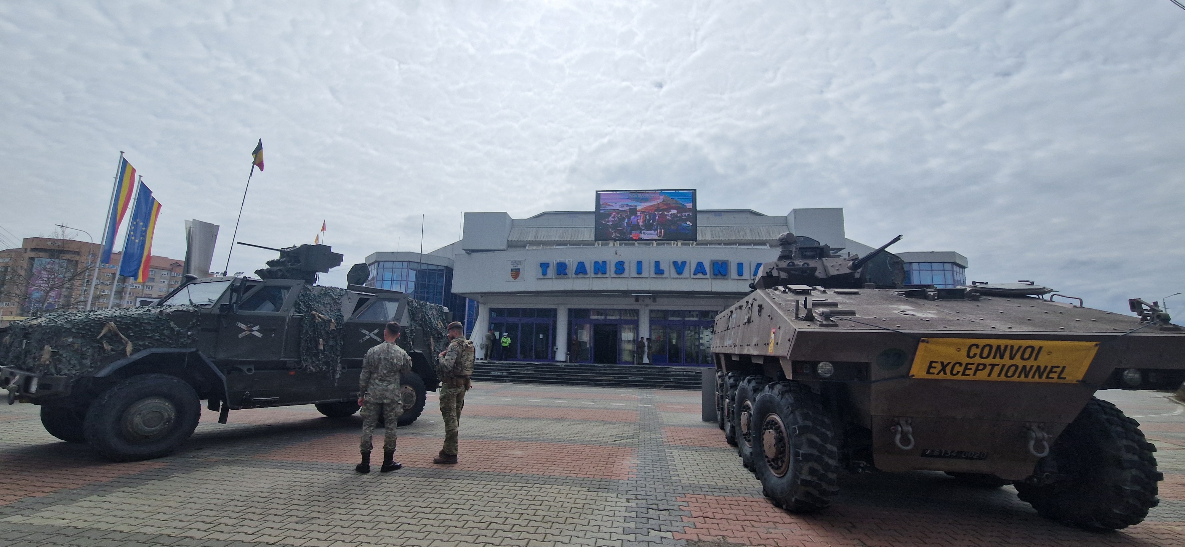 Expoziție NATO la Sala Transilvania, axată pe aliații europeni: Transportoare blindate, arme și roboți