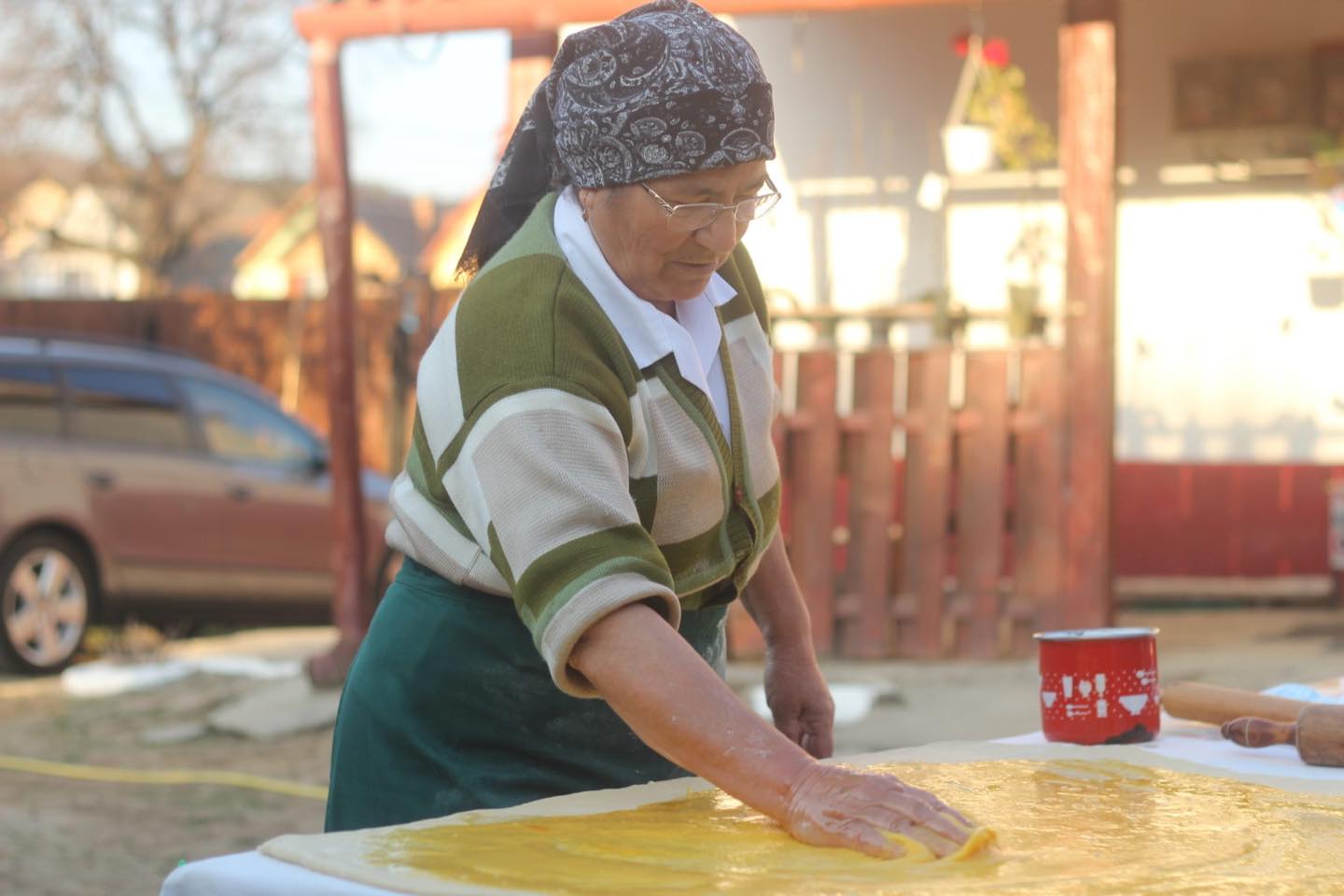 ”Mama” hencleșului săsesc este o olteanca mutată de 56 de ani la marginea Sibiului, după ce a lucrat în sere: „De la săsoaice am învățat să gătesc”