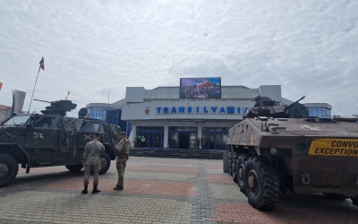 Expoziție NATO la Sala Transilvania, axată pe aliații europeni: Transportoare blindate, arme și roboți
