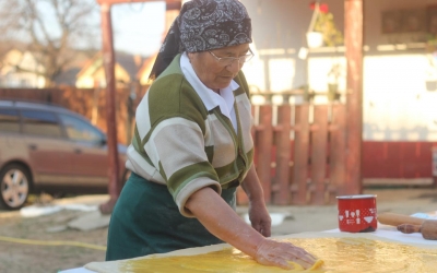 ”Mama” hencleșului săsesc este o olteanca mutată de 56 de ani la marginea Sibiului, după ce a lucrat în sere: „De la săsoaice am învățat să gătesc”
