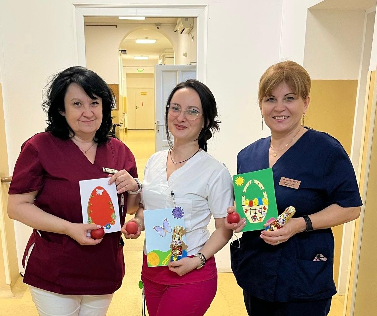 Alături de felicitări ale elevilor speciali, spitalul public din Sibiu cu cea mai bună cantină a oferit pacienților meniu festiv de paști. „Zâmbete și un strop de bucurie”