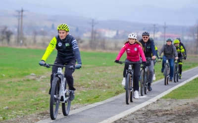 Autoritățile vor să limiteze viteza pe pistele de biciclete din județul Sibiu, după accidentul de acum trei zile. Reacție: „Unor fumători cu mustața galbenă nu ai cum să le explici”