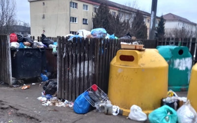 Readucere aminte pentru locatarii unor cartiere din Sibiu: Plastic la galben, hârtia la albastru, în negru punem doar rezidual
