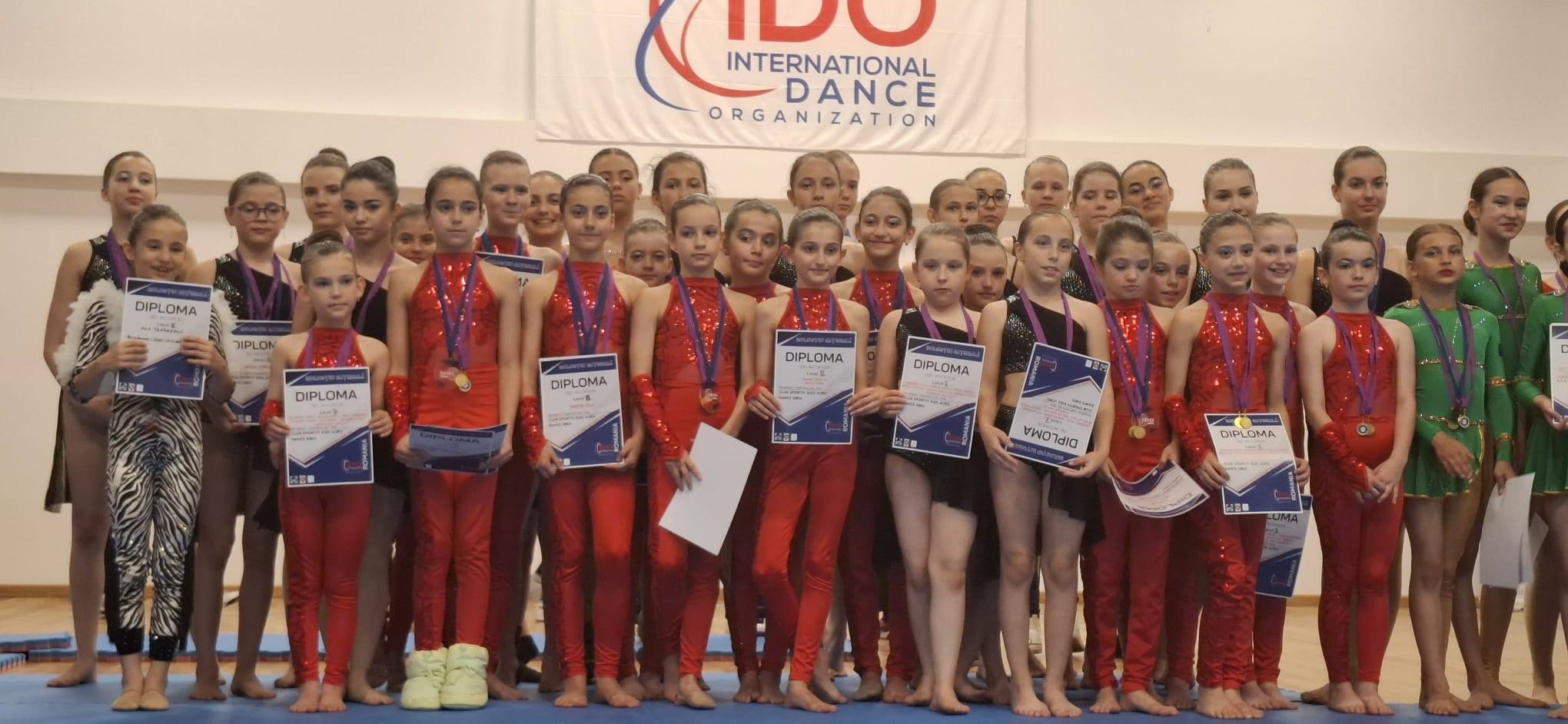 Sportivele de la „Kids Acro Dance Sibiu” s-au calificat pentru a doua oară la campionatele Mondiale și Europene. Antrenoare: Sunt foarte mândră de ele