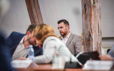 Actualizare. Directorul economic al Primăriei Sibiu s-a întors la serviciu la 3 luni după un episod ciudat: a lipit bilețele pe femei în Piața Mare. Primăria: „Nu există sesizări”