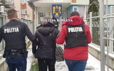 Contabila care și-a delapidat de 131 de ori grădinița și școala a primit un an și jumătate de închisoare, cu suspendare. Fura din salariile profesorilor și plătea servicii fictive firmei sale