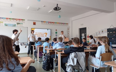 Elevii sibieni au participat la cea mai mare lecție globală. A fost predată în peste 100 de țări și 11 orașe din România