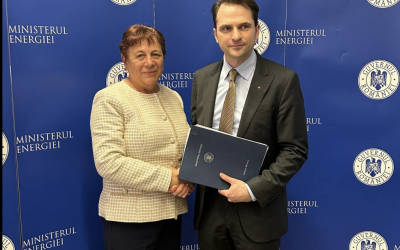 Primăria comunei Loamneș a semnat contractul de finanțare pentru construirea unui parc fotovoltaic. „Va transforma comuna Loamneș într-un exemplu de bună practică în utilizarea surselor regenerabile de energie”