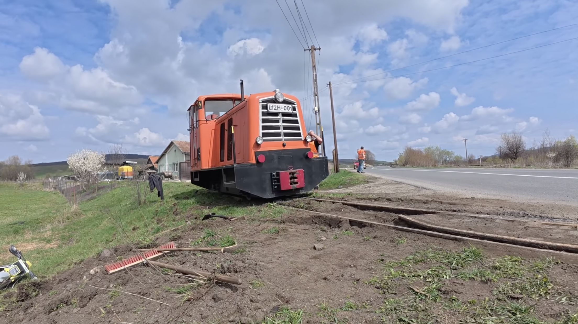 După 29 de ani Mocănița „trece strada”, în drumul ei spre Vurpăr. O echipă de voluntari din Anglia au reabilitat tronsonul care traversează șoseaua DJ106 Sibiu-Agnita