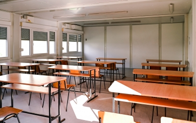 Primăria Sibiu a fost obligată de judecători să cumpere 16 săli de clasă modulare pentru cinci școli de la o firmă din oraș. „O veritabilă lipsă de asumare a răspunderii”