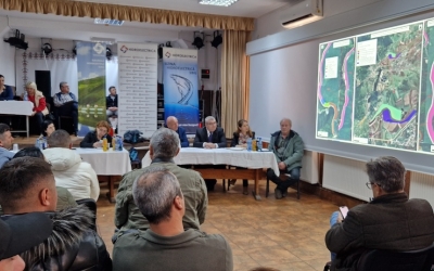 Dezbatere la Câineni: Un avocat, reprezentant al unui ONG de mediu, a cerut oprirea proiectului hidrocentralei. Localnicii au sărit să-i taie microfonul