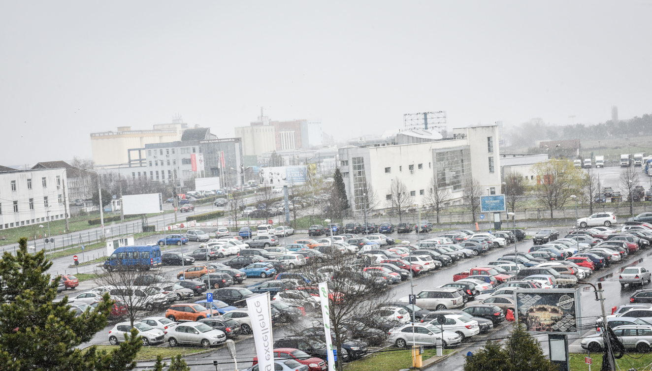 Comparație: Cât costă să parchezi mașina în parcarea Aeroportului din Sibiu, în comparație cu alte aeroporturi din țară