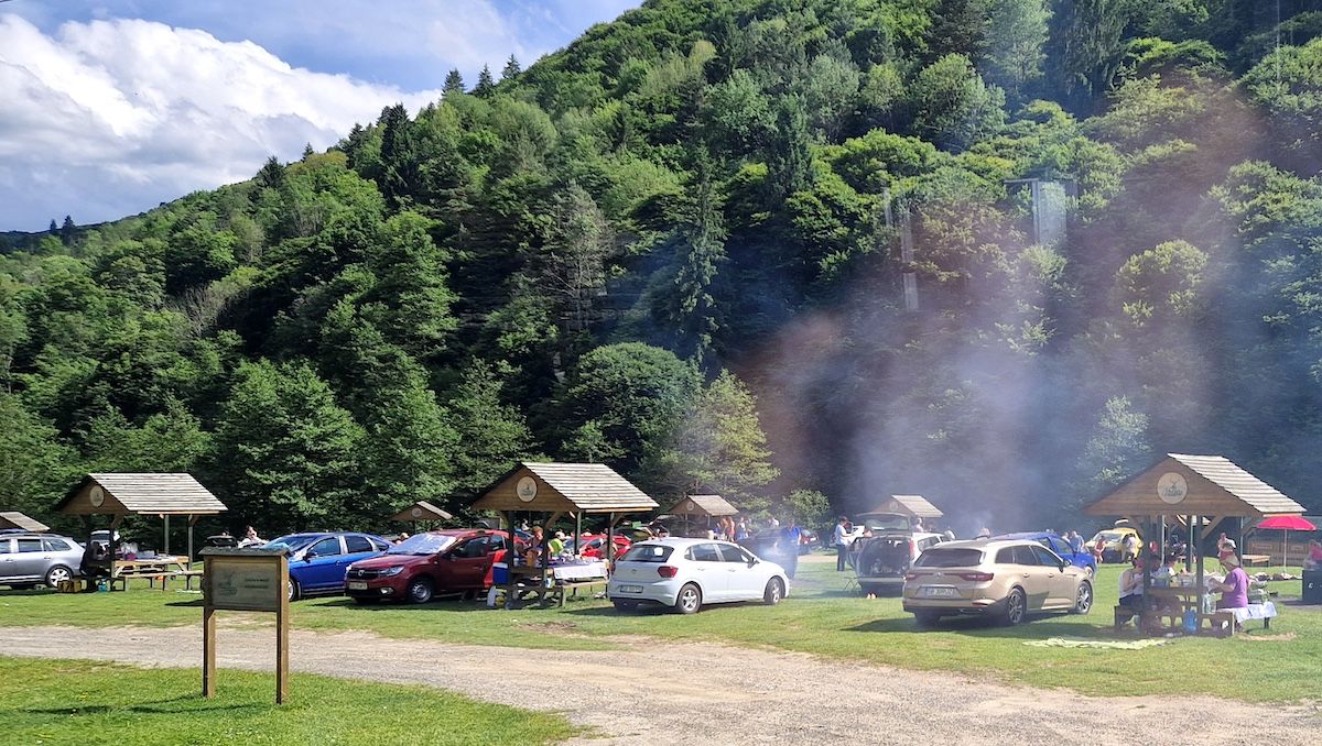 Zonele de lângă Sibiu în care poți face picnic fără să riști amendă. Reguli: Grătarul să fie cu picioare înalte, este interzis focul direct în iarbă