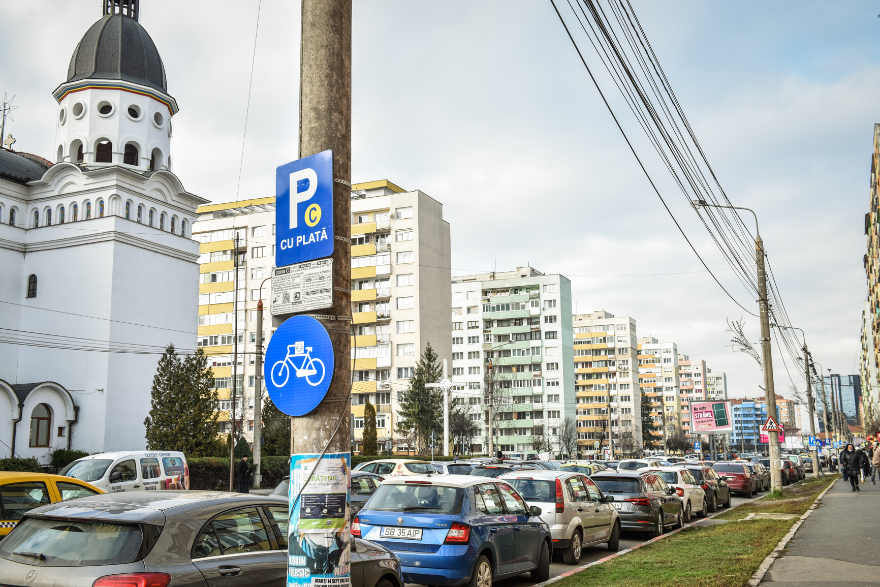 Biciclist lovit de mașină, în timp ce se deplasa pe pista de pe M. Viteazu. Șoferul a vrut să parcheze