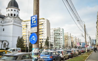 Biciclist lovit de mașină, în timp ce se deplasa pe pista de pe M. Viteazu. Șoferul a vrut să parcheze