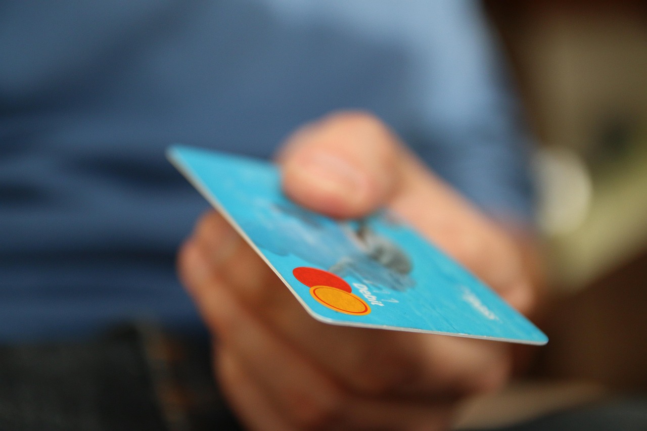 Un sibian a înşelat un clujean cu 1,4 milioane de lei. I-a promis o sursă de investiții financiare. Clujeanul, un bărbat de 70 de ani, a făcut peste 600 de tranzacții