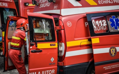 Accident pe DN14 după ce o șoferiță s-a răsturnat cu mașina. O minoră a ajuns la spital