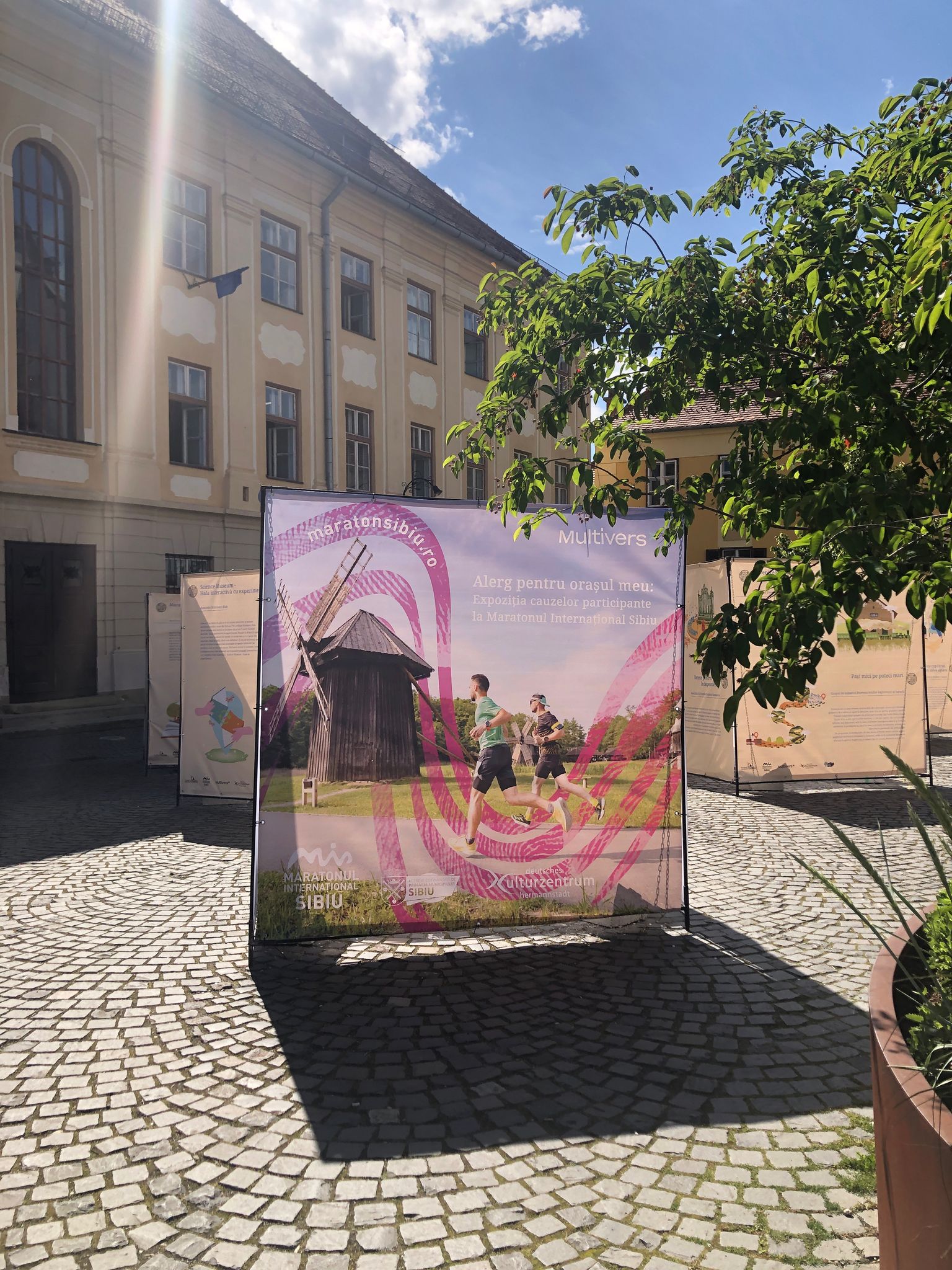 FOTO „Cine suntem noi?” – o expoziție vizuală a cauzelor care transformă comunitatea. Curtea Liceului Brukenthal din Piața Huet găzduiește expoziția MIS 2025