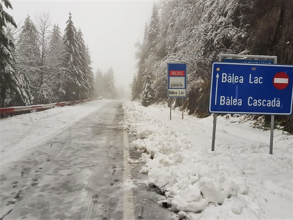 Deschiderea drumurilor Transfăgărăşan şi Transalpina se amână. Zăpadă de 16 centimetri la Bâlea Lac