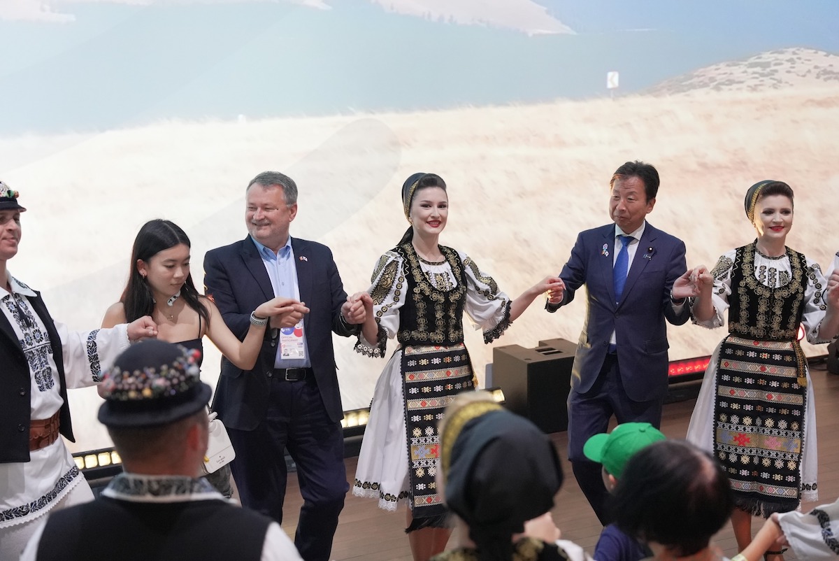 Junii Sibiului promovează România și folclorul la Expo 2025 Osaka. Ministrul adjunct al economiei, comerțului și industriei din Japonia a asistat la un moment artistic susținut de ansamblu