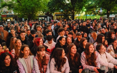 Vara începe tare la Sibiu: ”VINO” aduce Bitză, Cabron, Cojo, Eva Timush și street food delicios în Parcul Tineretului