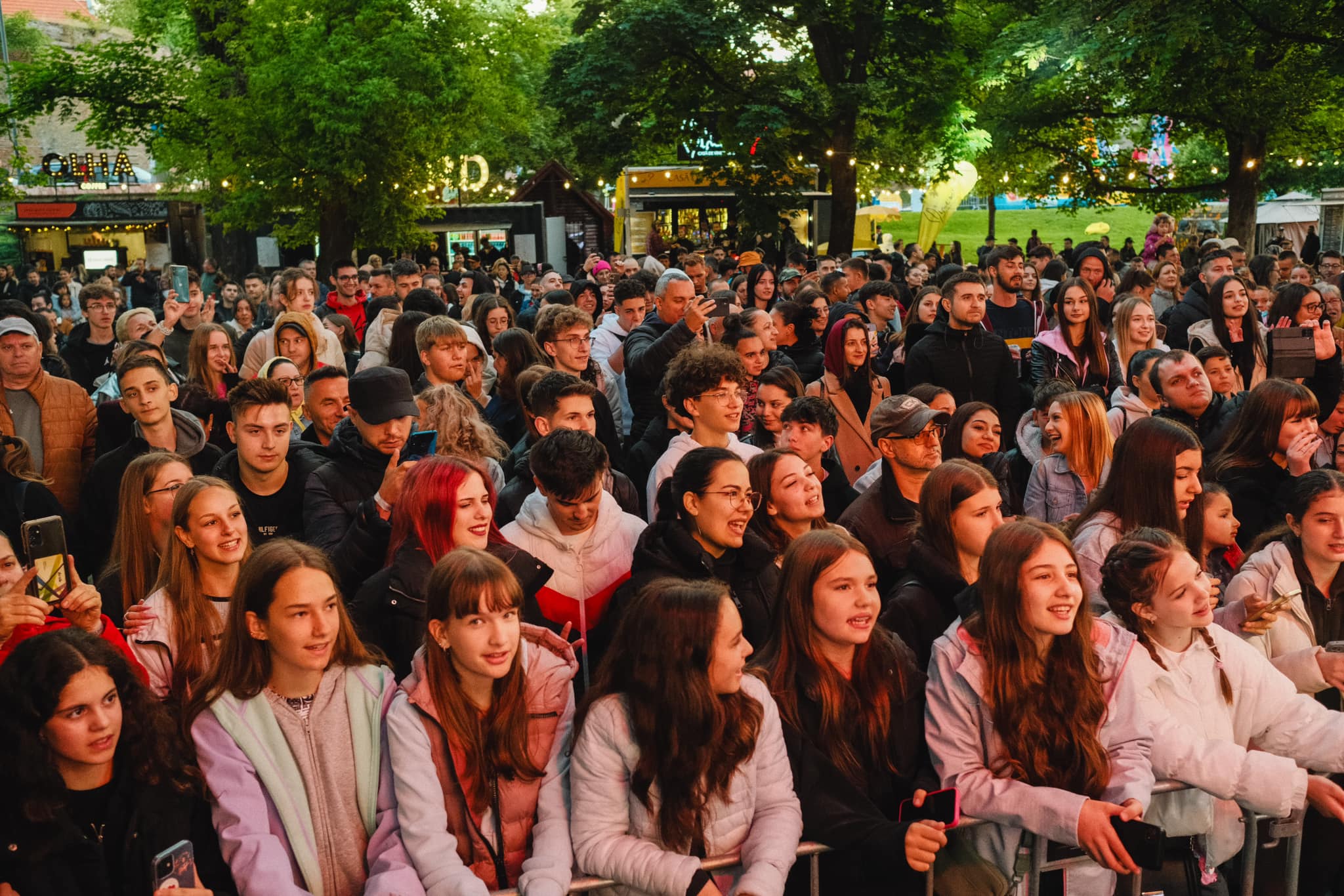 Vara începe tare la Sibiu: ”VINO” aduce Bitză, Cabron, Cojo, Eva Timush și street food delicios în Parcul Tineretului
