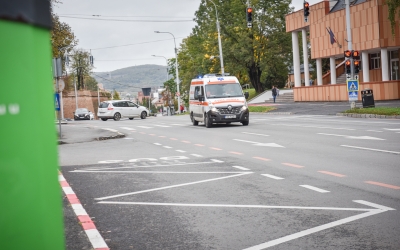 Accident pe Șoseaua Alba Iulia. O mașină a intrat într-un stâlp, o femeie a ajuns la spital