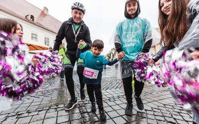 VIDEO Un copil de 6 ani cu paralizie cerebrală a alergat duminică la „maraton”. Matias a vrut ca alți copii să primească terapie. „Are o ambiție extraordinară”