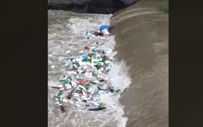 Cibinul a adus în oraș numeroase PET-uri și plastice. Primăria spune că barajul pentru deșeuri funcționează