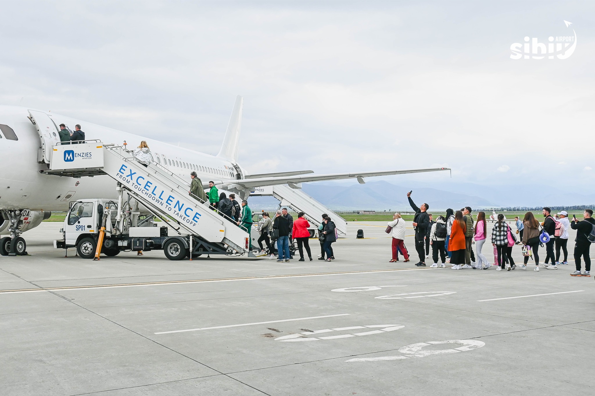 Exercițiu al pompierilor sibieni la Aeroportul Internațional Sibiu, joi dimineață. Simulare de incediu la un avion care se pregătește pentru decolare