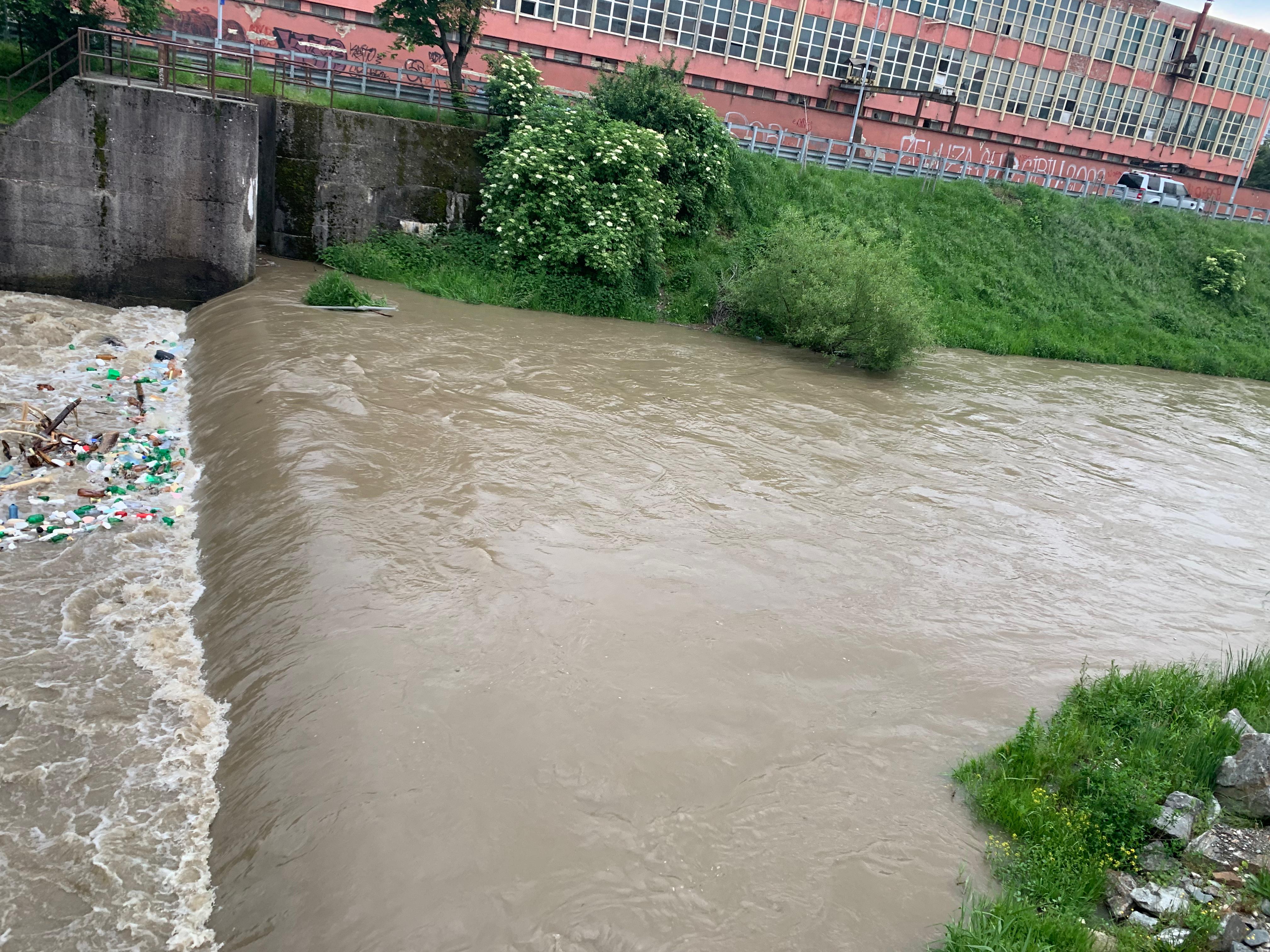 330 mc/s, debitul Oltului în județul Sibiu. Hidroelectrica scade volumul lacurilor de acumulare. Cibinul este sub cota de atenție