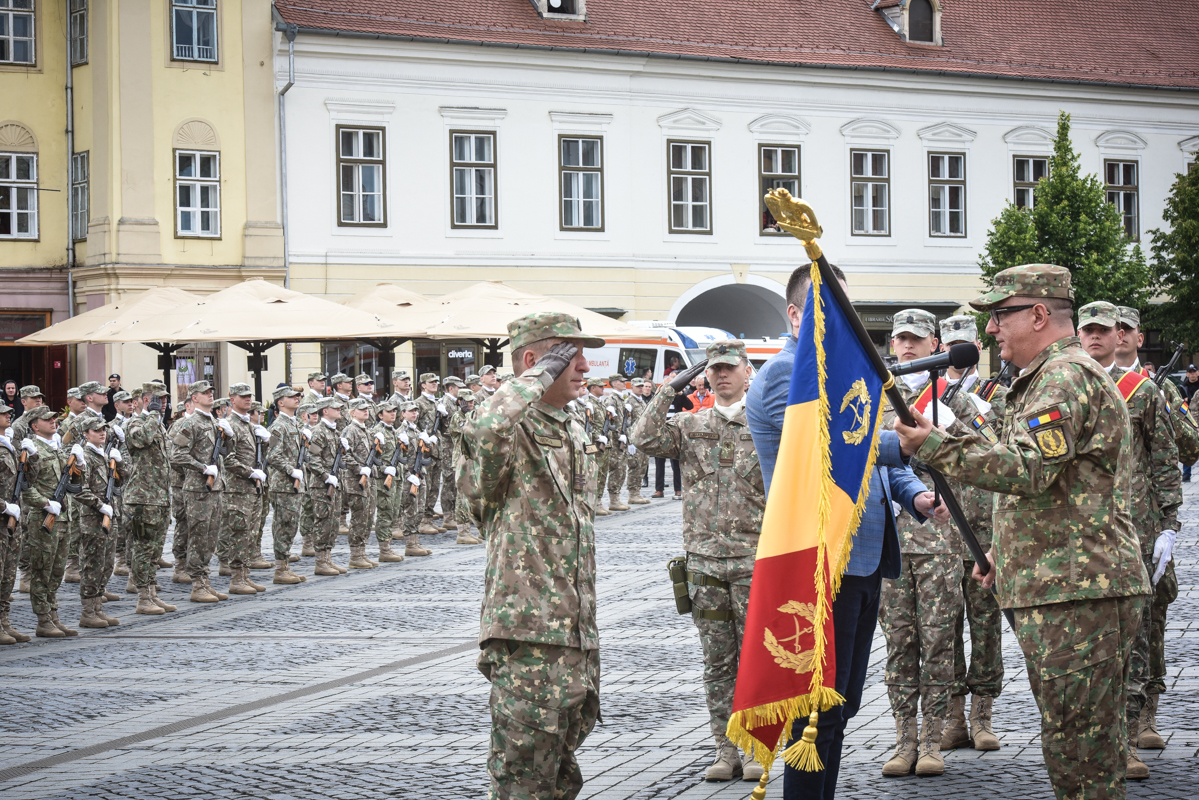 Spitalul Militar din Sibiu a primit Drapelul de Luptă, la 106 ani de la preluarea lui de către România. Deviza spitalului: „Sănătatea pacientului e legea supremă”
