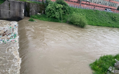 330 mc/s, debitul Oltului în județul Sibiu. Hidroelectrica scade volumul lacurilor de acumulare. Cibinul este sub cota de atenție