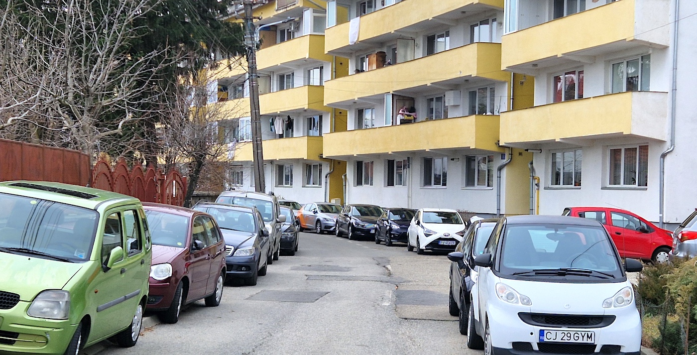 Părinți de la două școli au rugat un consilier local să propună Primăriei să trimită Poliția locală pentru a elibera trotuarele de mașini pentru ca elevii să poată circula pe jos