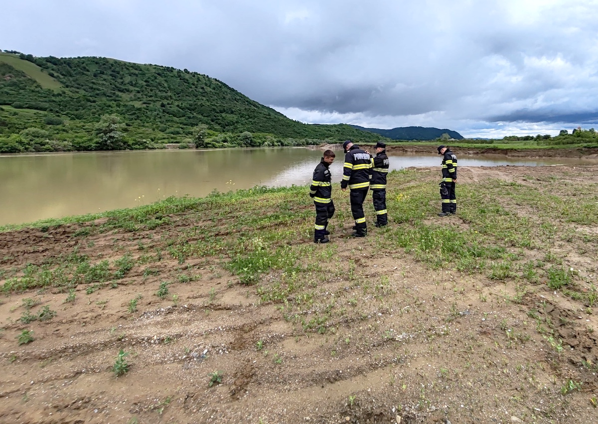 Alertă pe malul Oltului, unde terenurile excavate au fost inundate: „Nu e o situație banală, ci o amenințare directă la siguranța comunității din Turnu Roșu”. ISU Sibiu: „Nu a fost necesară intervenția”