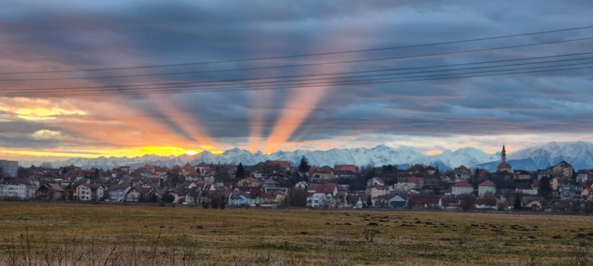 Se încălzește vremea. Vor continua aversele de ploaie, dar temperatura urcă spre 20 de grade Celsius