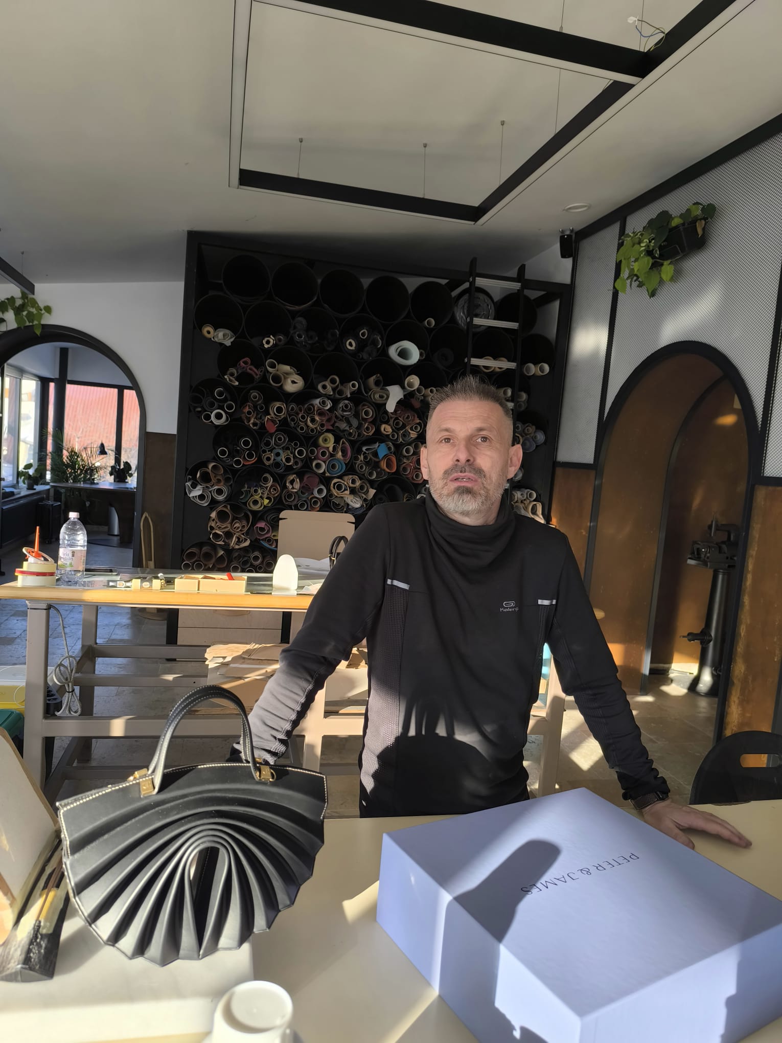 Sibianul Lucian Sopa își lansează brandul EQUUE: ”Împreună cu colaboratorii noştri, reuşim să creăm modele deosebite care poartă cu mândrie Made in Romania”