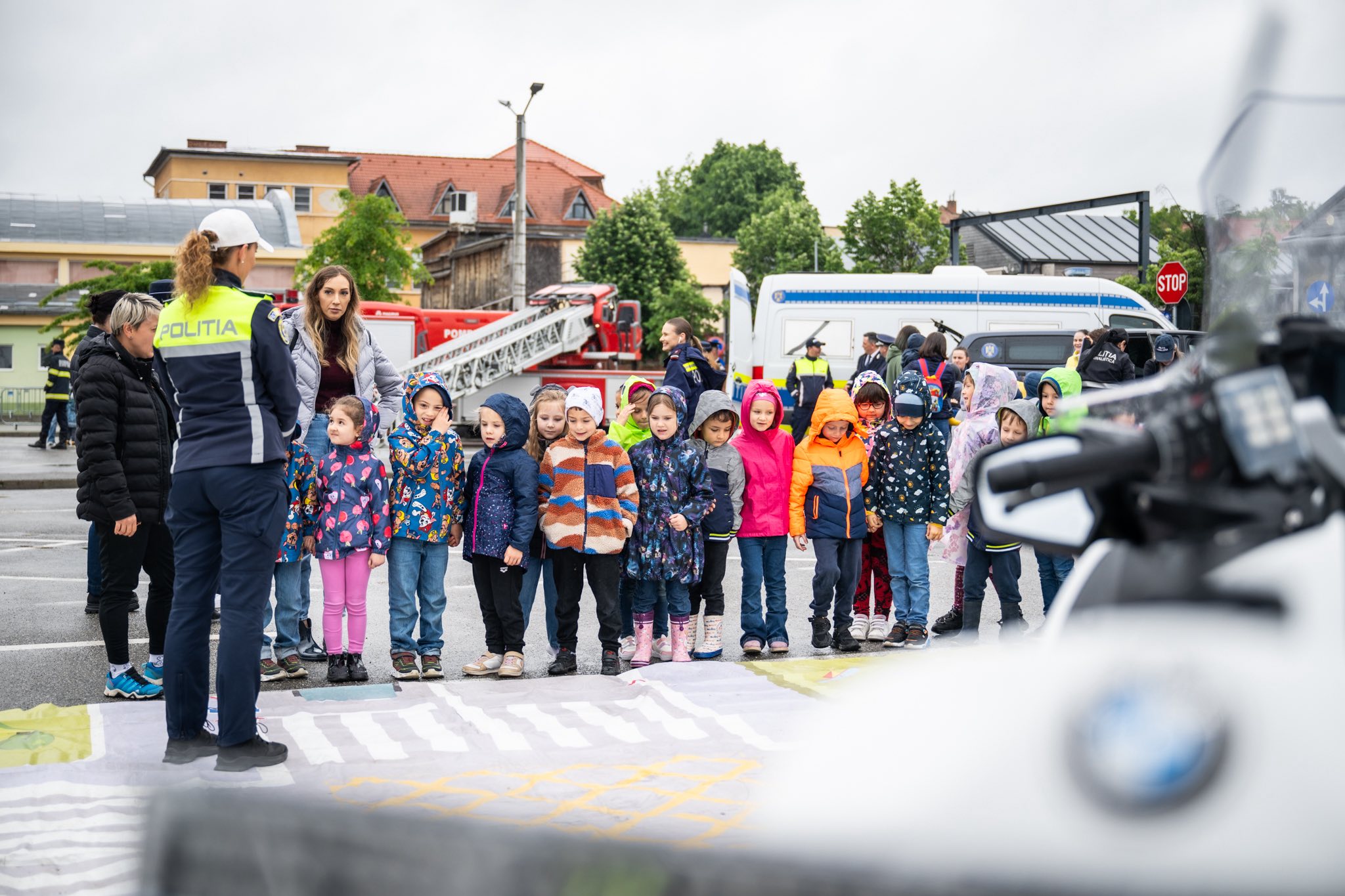 Polițiștii, pompierii și jandarmii sibieni au adus bucurie copiilor, de ziua lor, cu demonstrații de dresaj, urmărire în trafic, reținere de suspecți