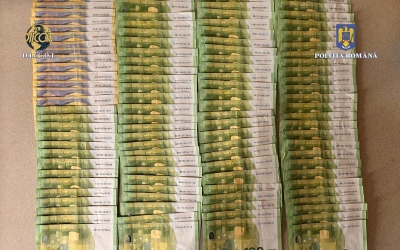 19 percheziții la persoane acuzate de trafic de droguri. Au fost reținute 5 persoane și au fost confiscate sumele de 44.000 de lei și 16.320 de euro, precum și substanțe psihoactive