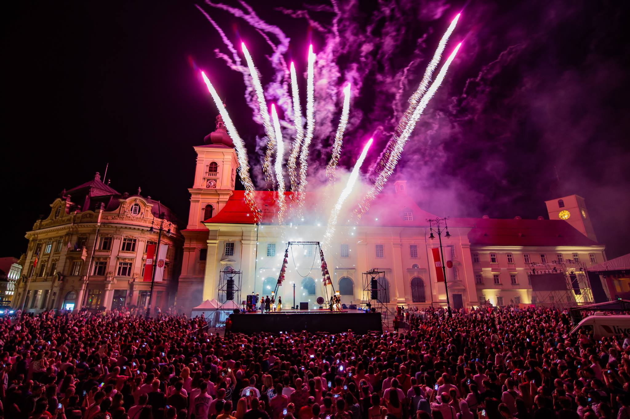 Ce facem în prima lună de vară la Sibiu? Sunbreak Festival, Lavanda Fest, Flori pe scări, Festivalul Internațional de Teatru de la Sibiu și drumeții
