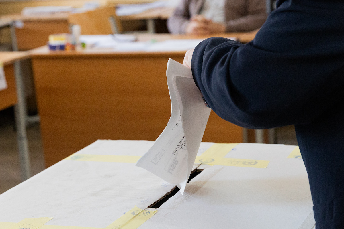 UPDATE Un incident la Sibiu: Un bărbat a sfătuit o doamnă cu cine să voteze. Alegeri prezidențiale - a doua încercare, primul tur