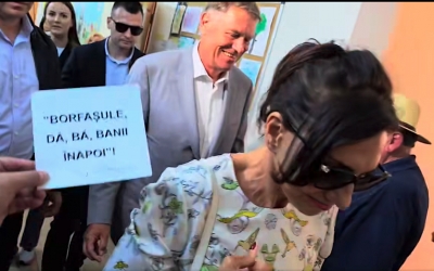 „Până în prezent nu au fost luate măsuri”. Protestatarul Ceaușescu a urmărit cuplul Iohannis până în secția de vot vociferând „borfașilor, dați, bă, banii înapoi!”