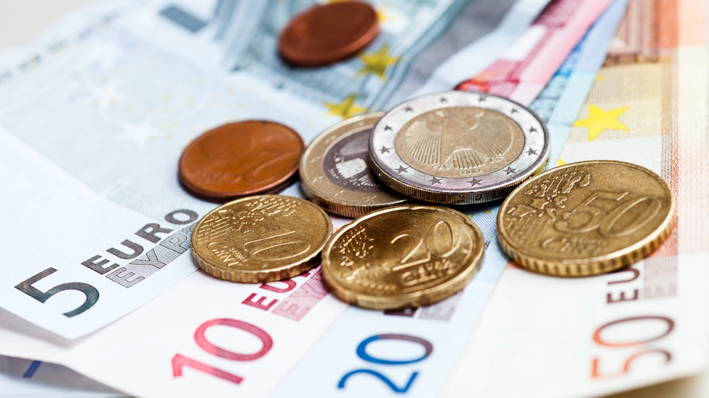 Euro a ajuns la un maxim istoric și a trecut pragul psihologic de 5 lei