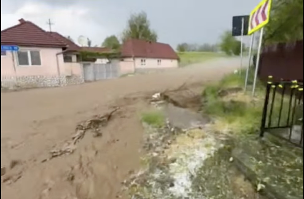 VIDEO Trafic îngreunat pe DN14 din cauza ploilor. Drumarii au intervenit