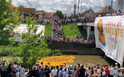 „Copiii o așteaptă nerăbdători în fiecare an”. Cursa de rățuște a strâns sute de sibieni pe malurile Cibinului